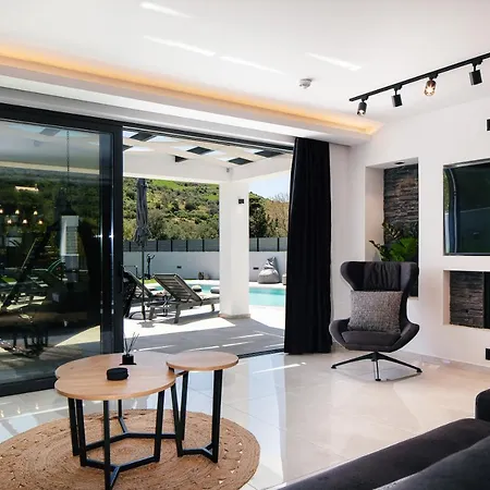 Del Sur Luxury Villa, Heated Pool & Utter Privacy, By Thinkvilla *