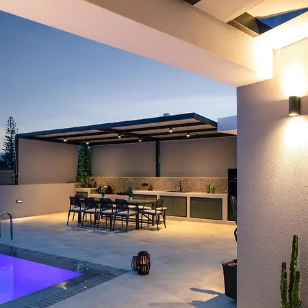 Del Sur Luxury Villa, Heated Pool & Utter Privacy, By Thinkvilla Villa